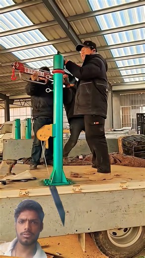 The assembly of the parallel folding crane on a truck