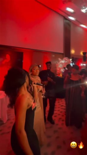 Central Buzz Congo CBC on Instagram: "⚫️ “Shoko Shoko” avec @rebo_tchulo elle-même dans ta fête, ça donne ça 😍😍😍🔥 🎬 Clip Shoko Shoko disponible sur You tube #CBCMedia CPI-Paparazzi 🛰️"