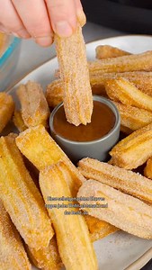 Diese Churros aus dem Airfryer schmecken besser als auf jedem Weihnachtsmarkt! 🎄 Außen goldbraun und knusprig, innen weich und noch warm – direkt in Zimt & Zucker gewälzt einfach unwiderstehlich. ✨ Kein Frittiergeruch, deutlich günstiger und perfekt für zu Hause, wenn die Lust auf Churros kommt. 😍 Lade dir für noch mehr einfache Airfryer-Rezepte & Tipps die Air Fryer Club App herunter. Den Link findest du in der Bio. Zutaten – Churros 240 ml Wasser 100 g Butter 2 EL Zucker 1 Prise Salz 140 g W