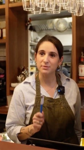 Cookorico | Tu bosses dans l’hôtellerie-restauration ? on Instagram: "Coup de gueule affirmé d’Olivia sur les verres de vin🍷 Sommelière de formation elle sait de quoi elle parle 😌 Le travail qu’il y a derrière le vin est tellement énorme et c’est vrai ! Alors notre mot de la fin sur ce sujet serait : Il faut éduquer les gens sur la consommation du vin si tu veux continuer à défendre ton savoir-faire !! On lance le débat en commentaire 🥊 Bien sûr dans l’espace commentaire, que de la bienveilla