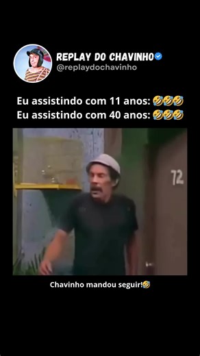 CLICA EM SEGUIR👆👆👆 O auge de Chaves no Brasil aconteceu principalmente entre as décadas de 1980 e 1990, quando o seriado passou a ser exibido pelo SBT e rapidamente virou um fenômeno de audiência 📺✨. O humor simples, os bordões marcantes e os personagens inesquecíveis fizeram o programa conquistar crianças, jovens e adultos, tornando-se presença diária na rotina dos brasileiros. Mesmo após o fim da produção de episódios inéditos, Chaves continuou fazendo sucesso até hoje na TV brasileira gra