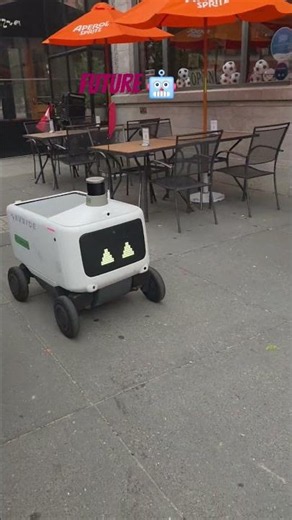 The Future Is Here! 🤖 Uber Eats Robot Delivering Food in New York 🇺🇸