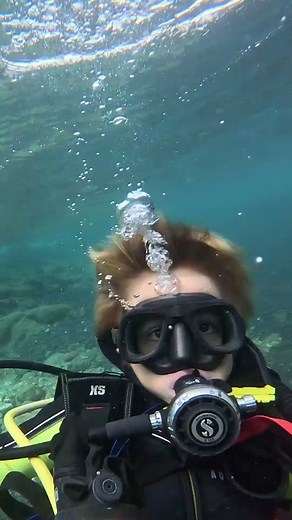 Watch as this young diver practices the mask removal and replacement skill 🤿 🎥: @Scubadivepro Tenerife