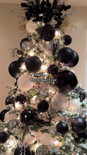 NYE Christmas Tree 🖤🪩✨