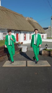 Did you think you had seen the last of the suits... think again 😂 💚 St. Patrick's Day Series no.2 ☘️ 🎵: We're bringing the energy today with the absolutely phenomenal Talisk and their piece 'Pict' 💪 We cannot get enough of this band. They are one of the top trad bands in the world and if you haven't already listened to them, we suggest doing so right now! 📍: We're dancing outside one of Ireland's most famous restaurants @Moransoystercottage ☀️ It's one of our favorite places, especially on 