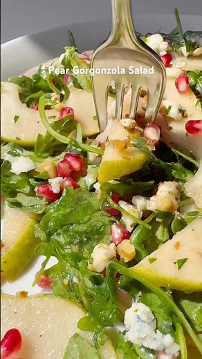 Pear Gorgonzola Salad #healthyeating #saladrecipe #vegetarianrecipes #recipe