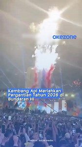 Nyala kembang api tetap terlihat di panggung utama Bundaran Hotel Indonesia (HI), Jakarta Pusat, Kamis (1/1/2026), meski sebelumnya Gubernur Pramono Anung menegaskan larangan sebagai bentuk empati terhadap korban bencana di Sumatra. Antusiasme masyarakat di kawasan Sudirman-Thamrin sangat tinggi, dengan ribuan warga memadati Bundaran HI untuk menyambut pergantian tahun. Usai sambutan gubernur, rentetan kembang api dan bom asap justru muncul dari sisi selatan dan belakang panggung utama. Pemprov 