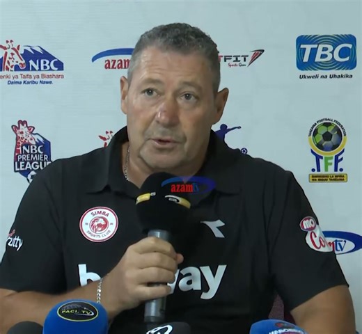 SIMBA vs MASHUJAA: “Malengo yetu kwa msimu ni kutoa changamoto kushinda ligi” Kocha wa Simba SC, Steve Barker anasema wanazihitaji alama zote tatu kwenye mchezo wa kesho wa NBC Premier League na hali ya kambi ni nzuri na wachezaji wapo tayari kwa mechi. Kocha huyo anasema kumekuwa na mabadiliko kiasi kwenye kikosi ambapo wachezaji wanaingia na wengine wanatoka, lakini sasa kimetulia. Kwa upande wake mchezaji Daud Semfuko anasema wachezaji wapo tayari kwa mchezo wa kesho dhidi ya Mashujaa. Mechi 