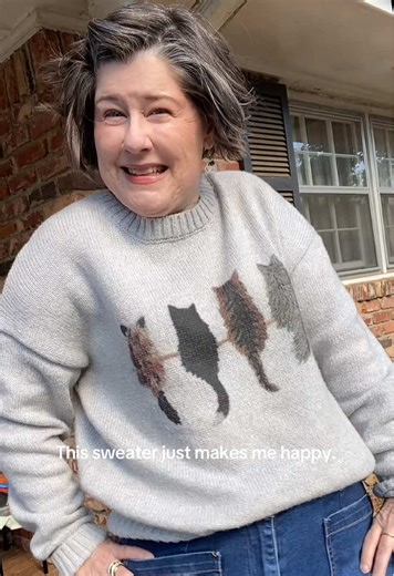 Every time I put this on, I smile — and honestly, that’s the point. This soft cat pattern knit sweater has been a longtime favorite of mine. It’s comfortable, relaxed, and one of those pieces that doesn’t take itself too seriously. Easy to wear, easy to move in, and it just feels good on. I’ve worn this one indoors and out, and it’s still one of those sweaters that makes people pause and smile back. If you’re a cat person, you’ll get it immediately. ✔ Soft knit ✔ Relaxed, everyday fit ✔ Cozy wit