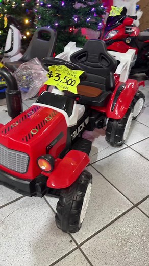 Regalo perfecto para Navidad: ¡Un tractor rojo para el niño Dios!