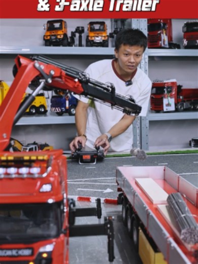 Small scale, big teamwork, and seriously satisfying action. Would you hire this crew? #rcmodel #rcworld #rclife #rclover #rccommunity #RC #Toucanhobby #model #hydraulic #tractor