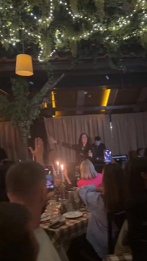 Moram da vam se zahvalim na neverovatnoj noći i maksimalnom popunjenom kapacitetu u @sport_restoran Mnogo vam hvala na podršci, hvala vam što svaku pesmu od početka do kraja pevate sa mnom ❤️ Volim vas sve ljudi i vi ste ti koji mi dajete snagu za dalje ❤️ Kao što je sve prirodno što radim takav je i snimak 🔥 Vi kao moja publika i ja,veliki ste! 🥰❤️ I da,ko kaže da nema rock&roll u kafani 😃🙌 #nadezdabiljic | Nadežda Biljić