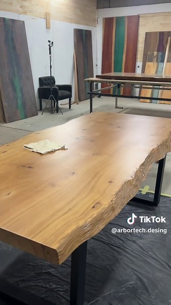 Mesa rústica. Madeira pequiá. #mesa #moveis #feemdeus #altopadrao #madeiramacica