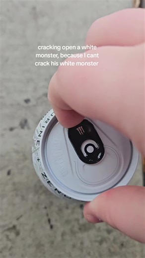 ☆𝔩𝔢𝔞𝔥☆ (@_bugy_boo_)’s video of white monster
