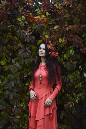 "𝒀𝒐𝒖 𝑶𝒏𝒍𝒚 𝑳𝒊𝒗𝒆 𝑶𝒏𝒄𝒆": 𝗙𝗿𝗼𝗺 𝗙𝗹𝗮𝗺𝗲𝗻𝗰𝗼 𝘁𝗼 𝗔𝗰𝗶𝗱 𝗚𝗿𝗼𝗼𝘃𝗲 The heart of the album is a wild ride! Starting with pulsing strings, ethnic voices, and an analog bass, it builds into a 4/4 rhythm. The real surprise is the sudden shift into flamenco vibes with castanets and Spanish guitar, all shared with an overloaded acid groove. A tight, psychedelic dancefloor moment that resolves with ambient granular particles. 🔗 Listen here: https://mysticsound.bandcamp.com/track