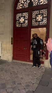 Chris Brown leaves his Paris hotel accompanied by his bodyguard and… 6 women! #bestimage | The Noisy Dish