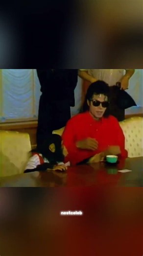 Michael Jackson'ın Şempanzesi Kahvesini İçmeye Kalktı