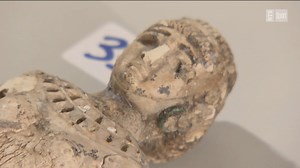 87K views · 745 reactions | Pour l’équivalent d’un demi-milliard d’œuvres saisies dans un garde meuble genevois, parmi lesquelles une statuette millénaire. Où et quand a-t-elle été découverte, à qui a-t-elle été achetée ? Mise au point est parti sur sa trace jusqu’en Irak, dans l’ancien fief de Daesh. Enquête. | Mise au point | Facebook