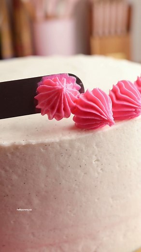 Cake decorating hack for frosting! So clever! 💕 #cakehacks #bakinghacks | Hello, Yummy