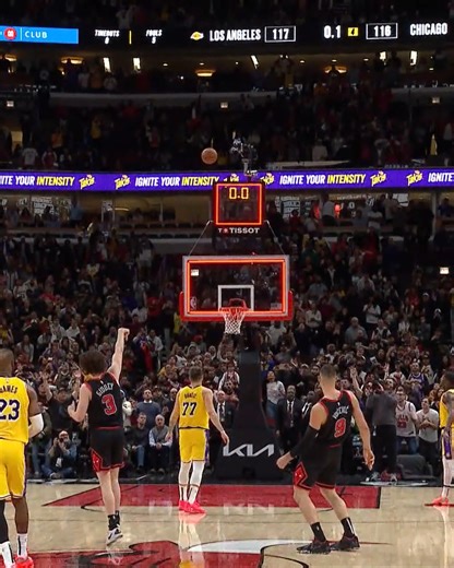 Williams 3. Giddey steal. White 3. Reaves bucket. And then... Giddey from halfcourt. ONE OF THE CRAZIEST SEQUENCES IN NBA HISTORY. | NBA