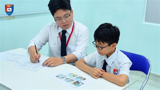 CÁ NHÂN HÓA TIẾNG ANH – CHÌA KHÓA GIÚP HỌC SINH VIỆT ANH HỘI NHẬP QUỐC TẾ Chương trình Tiếng Anh Cambridge tại 𝐓𝐫𝐮̛𝐨̛̀𝐧𝐠 𝐕𝐢𝐞̣̂𝐭 𝐀𝐧𝐡 𝟐 mang đến những tri thức toàn cầu hóa, xây dựng nền tảng vững chắc. Điều đặc biệt, các bạn còn được kiểm tra và đánh giá năng lực tiếng Anh định kỳ, giúp thầy cô nắm bắt chính xác mức độ tiến bộ của từng em. Từ đó, nhà trường thiết kế lộ trình học tập cá nhân hóa, phù hợp với năng lực và mục tiêu của mỗi học sinh. Bằng sự nhiệt huyết trong giảng dạy, 