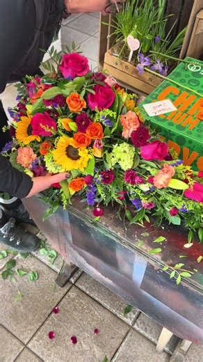 Single ended casket spray 🌸 lovely and vibrant 🌻 #florist #floristsoftiktok #flowers #funeralflowers #funeral