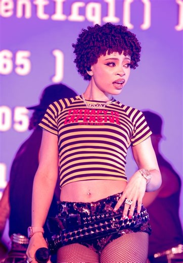 Ice Spice Heats Up London with Sizzling Performance 11-04-2024 • CelebMafia