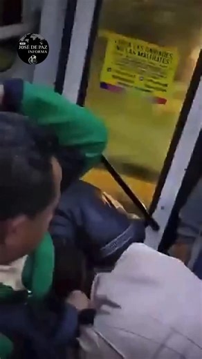 𝐉𝐎𝐒É 𝐃𝐄 𝐏𝐀𝐙 on Instagram: "🇲🇽 || La calma volvió a brillar… pero por su ausencia. Usuarios del Metrobús de la Ciudad de México protagonizaron una pelea a golpes dentro de las instalaciones, convirtiendo el transporte público en ring improvisado. Mientras autoridades presumen orden y seguridad, la realidad diaria para miles de capitalinos sigue marcada por el caos, la tensión y los enfrentamientos. Puro “amor y tranquilidad” se vive —dicen— en el Metrobús y el Metro de la CDMX. #Metrobu