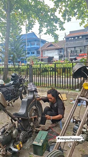 Just keep quiet, there will be effects, for example the inner tube exploding😆 #kustomfest #vespachopper #singlefork #indonesianchopper SEMUA ORANG | مفتاح الرحمن