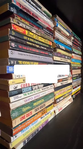 Be honest, are you a set-a-number reader or a read-whatever-feels-right reader? What’s your book goal for 2026? Drop it in the comments ⬇️ #bookstagram #books | Kayoule Rare Books