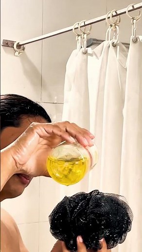 Here's How to Use Loofah With Your Favorite Bath Gel