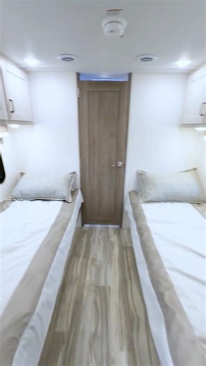 QUICK TOUR: Gulf Stream Coach BT Cruiser 5255 Offers Twin Beds, Huge Galley
