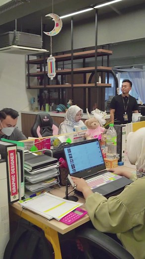 4.2M views · 10K reactions | Apabila minta anak dato tolong bali makanan…. #beliresturent #Anakdato #Viewchin #Viewteam #sportingceo #tiktokers #office #sportingceo | VIEW CHIN | Facebook