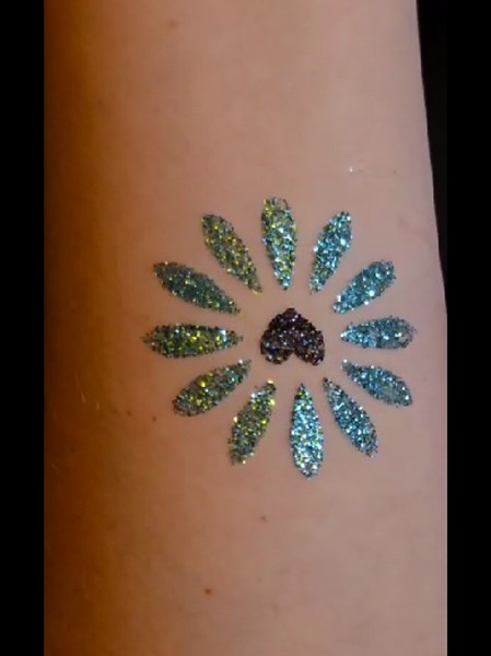 Glittertattoos Maken op Markten: Creatief en Leuk!