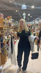 Er du træt af at skulle bruge en formue på tøj, der kun er på mode i et øjeblik? 🤔Så er Kirppu det helt rigtige sted at besøge 💚 I Kirppu Ringsted har vi en masse fedt tøj blandt vores mange stande, som stadig er trendy, men til en brøkdel af prisen for nyt tøj 💰Så hvis du vil have et nyt og trendy look uden at tømme din pung, er Kirppu det rette sted for dig 🤩 Tag en tur forbi Kirppu i dag og se, om der mon ikke er noget lige for dig? ♻️Vil du sælge ud af noget af alt det tøj du ikke længer