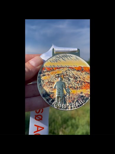 Den flotte medalje til dem der gennemfører Læsø Trail den 20. juni 2026 Tilmeld dig på Sportstiming.dk #trailløb #læsø #laesoetrail #laesoeadventure
