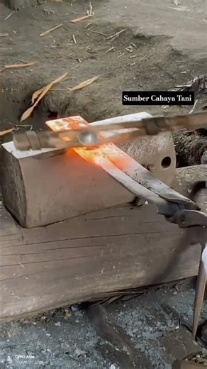 How to Cut Thick Steel Springs Quickly & Precisely! 🔥 Leaf Spring Cutting Technique 😱 #blacksmith