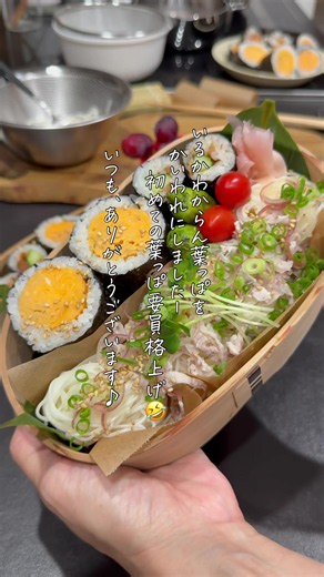 おはようございますっ いつもキキ弁ご視聴ありがとうございます☆ 今日のキキ弁 たまご巻き、冷しゃぶ付き素麺弁当 ⭐︎お品書き⭐︎ ⁑大 玉子焼き ⁑ 小 梅なめ茸ときゅうり ⁑ししとう炒め ⁑ 素麺 ⁑その他 ⁑果物 ___________ 満月🌕に合わせて 少しだけ、出汁がきいてる玉子焼きを 巻き巻きしてみました。 旦那氏とわたしの🟡サイズが 微妙に違います。笑 細巻きの中身は久世福商店の梅なめ茸ってのをいただき、使ってみました😊 ごはんは酢飯です。 今回、初めて『すしのこ』を使用 スーパーでたまたま目があって ばあちゃんが使ってたなー。。なんて 思い出して、買ってみたんです 最高っ💃最高っ💃 踊り出すくらい簡単で 味見したら、ちゃんこ酢飯に😳 もあーんっと香りが鼻についたので 少し離れて踊りましたっ🤣👌 もっと早く目、合いたかったー🤣💦 お弁当用には、(おうちごはんでも) こちらが超ー便利だと確信しました笑 ________________ 遅くなりましたが 熊本で発生した地震で被害に遭われた皆さまに心よりお見舞い申し上げます。 熊本県のフォロワーさまいらっしゃ