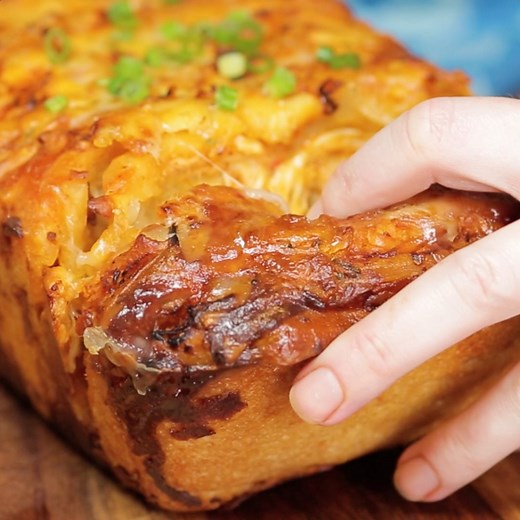 6.6M views · 6.1K reactions | Whether it's game day or lay-around-and-watch-Netflix-all-day, this buffalo chicken pull-apart bread is here for you. | Tastemade | Facebook