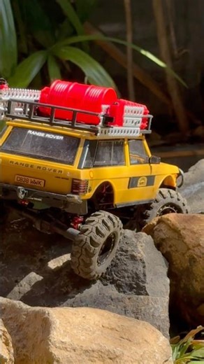 BEST MINI RC CRAWLER OF 2025 FMS FCX24M LAND ROVER CAMEL TROPHY EDITION RANGE ROVER #rccrawler #rc