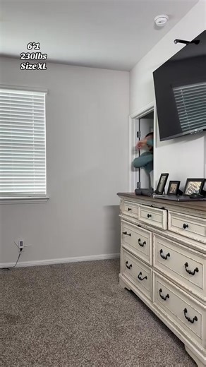 Don't Just Get Big—Look Bigger. You've built the muscle; this shirt is the definition tool. This isn't your average fitted shirt. You've heard it all before, but this one is different. The Huracan Long Sleeve features a specialized fabric ribbing and cut that is engineered to manipulate light and shadow, making your chest look wider and your arms look thicker—immediately. It tapers perfectly to highlight your V-taper without clinging to your midsection like those uncomfortable "tight-everywhere"