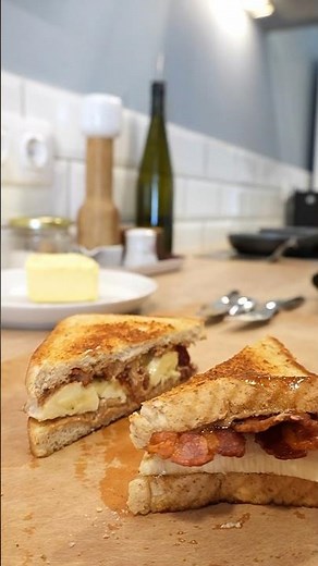 The Elvis Sandwich (peanut butter, banana, bacon, and honey) #elvispresley #sandwich #recipe