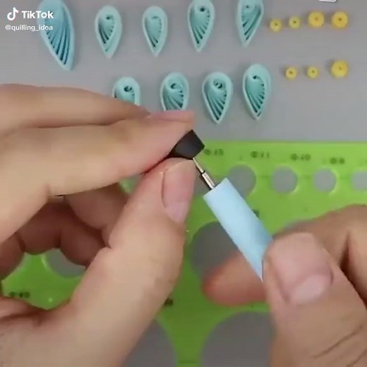 Simple paper butterfly#quilin #quillingartist #quillingflowers #quillingpaper #paperroses #quilledart #paperquillingart #quillings #quillingflower