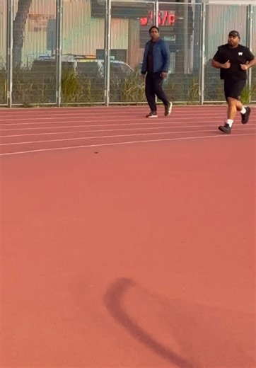 I’m just gonna stick to my long distance running cause what the hele 400m interval sprints more like jog sheeeesh 🤣 haha #running #track