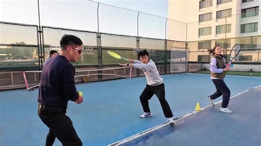 队员正手多球击球训练#网球训练 #网球教学 #青少年网球 #西安网球 #网球