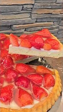 Erdbeertorte schnell und einfach mit selbstgemachtem Biskuit Tortenboden und selbstgemachtem Pudding