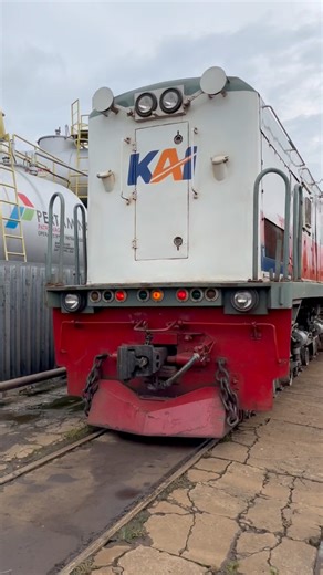 Segini kebutuhan bahan bakar untuk lokomotif kereta api rute Jogja-Jakarta. #keretaapiindonesia #indonesianrailways | Tofik Fernando