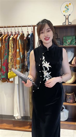 Elegant in Black: Luxe Orienta Qipao Showcase