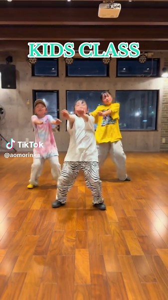 可愛いキッズダンスクラスのパフォーマンス