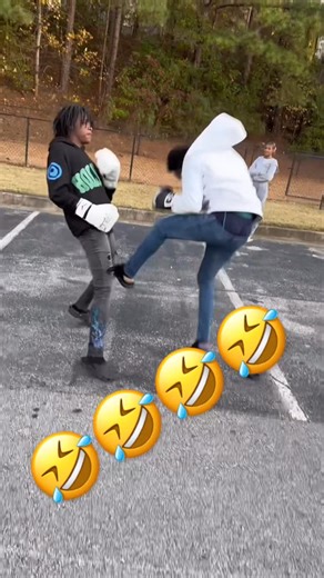 H00dconnectt on Instagram: "Front yard boxing 💥🥊 like n cm for part 2!"